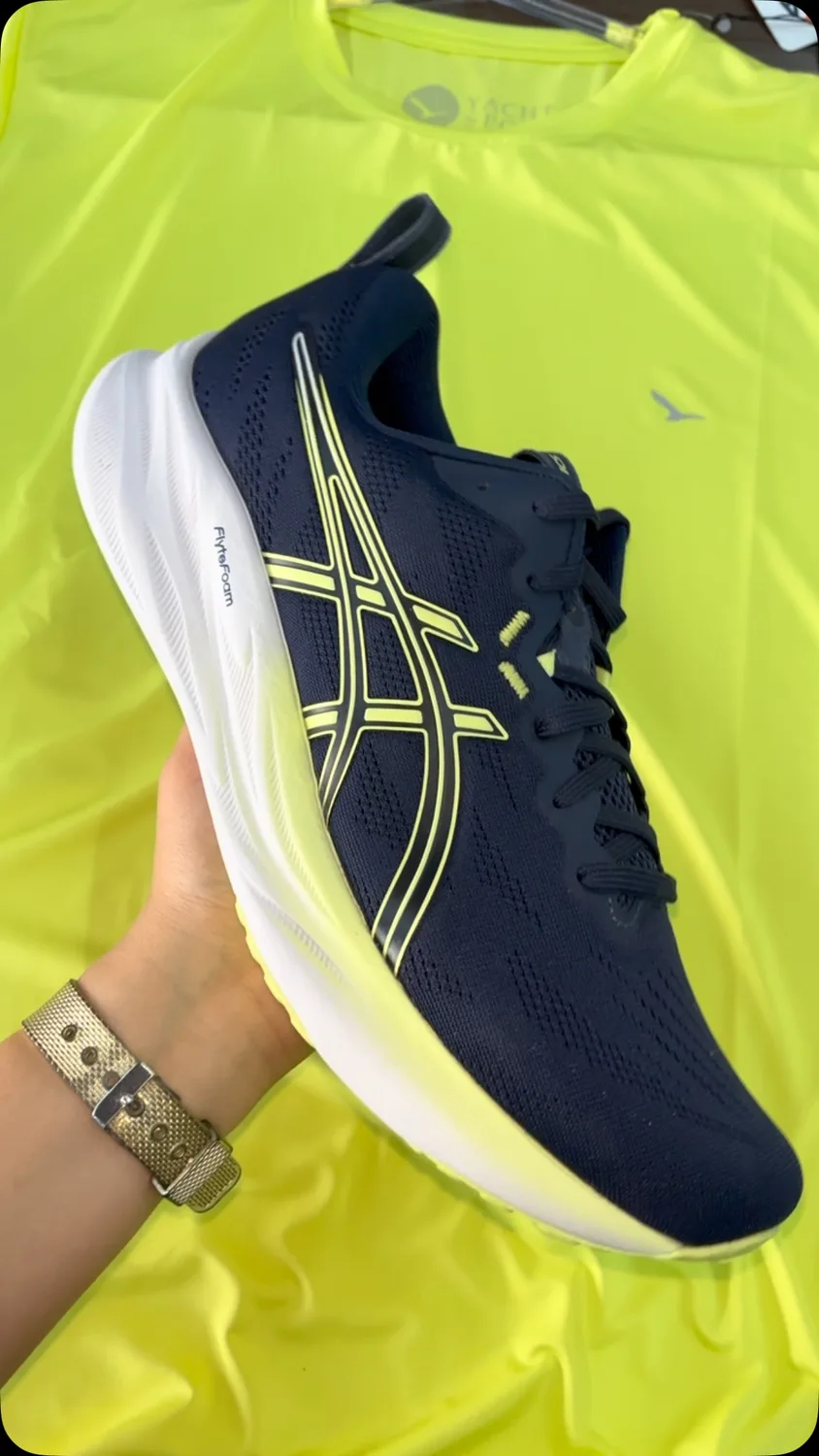 Asics preto com amarelo neon